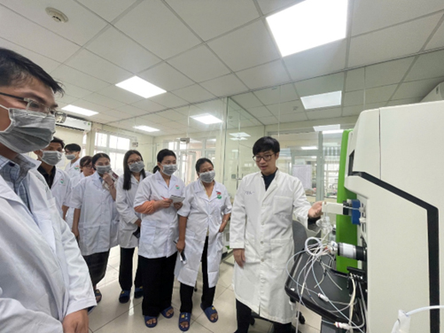 Trainees-practicing-in the-laboratory